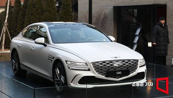 럭셔리 대형 세단 제네시스 G80