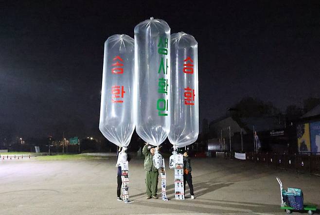 지난 4월 27일 새벽 경기도 파주시 문산읍 임진각 앞에서  최성룡 납북자가족모임 대표를 비롯한 회원들이 대북전단을 살포하고 있는 모습. /납북자가족모임