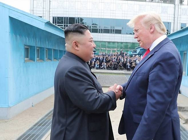 지난 2019년 6월 30일 도널드 트럼프 미국 대통령(오른쪽)과 북한 김정은이 판문점에서 만나 악수를 하고 있다. /조선중앙통신·연합뉴스