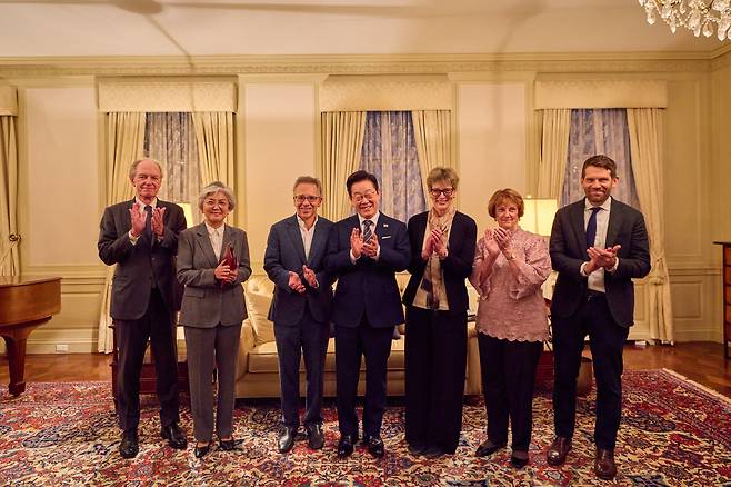 이재명 대통령이 23일 뉴욕의 한 호텔에서 캐슬린 스티븐스 전 주한 미국대사, 강경화 주미대사 내정자 등과 만찬을 갖고 기념 촬영을 하고 있다. /연합뉴스