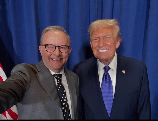 앤서니 앨버니지 호주 총리(왼쪽)과 도널드 트럼프 미국 대통령이 23일 뉴욕 환영 만찬에서 만나 사진 촬영을 하고 있다. /소셜미디어