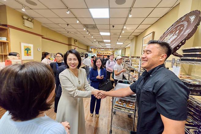 김혜경 여사가 23일(현지 시각) 뉴욕 코리아타운의 한 반찬가게를 방문해 현지 교민과 인사를 나누고 있다./연합뉴스
