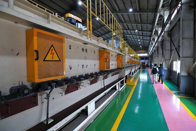 중소기업 전기요금 체계 개편으로 중소기업의 전기세 부담이 커진 지난 2021년 경남 밀양시의 한 중소기업 공장 내부/김동환 기자