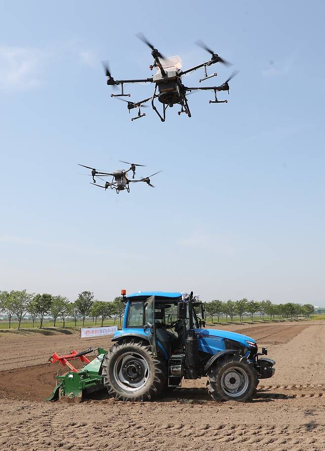 지난 5월 14일 부산 강서구 대저생태공원 경관농업단지에서 열린 스마트 파종 시연 행사에서 4단계 자율 주행 기능이 탑재된 스마트 자율 트랙터와 인공지능(AI) 기반 자율 임무형 드론이 첨단 기술을 활용한 정밀 파종 방식을 실증했다. /김동환 기자