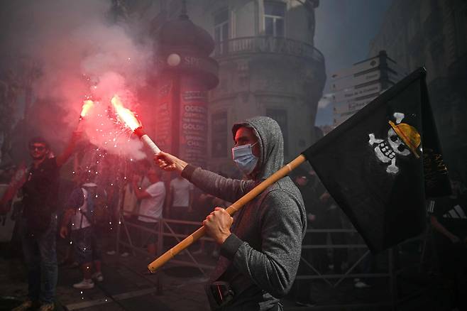 세바스티앵 르코르뉘 프랑스 신임 총리가 내놓은 긴축 예산안에 반대하는 시위 현장에 등장한 원피스 해적기. /조선DB