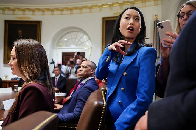 에포크타임스 기자 아이리스 타오가 2025년 8월 26일 미국 워싱턴 D.C. 백악관에서 열린 내각 회의에서 이야기를 나누고 있다. /연합뉴스