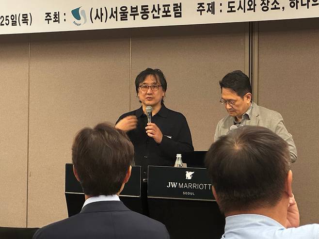 25일 오전 8시 서울 반포 JW메리어트호텔서울 3층에서 열린 서울부동산포럼 70차 조찬 세미나에서 김필(Phil Kim) 저디 파트너쉽 대표가 수행한 프로젝트에 대해 설명하고 있다. /사진=박지윤기자