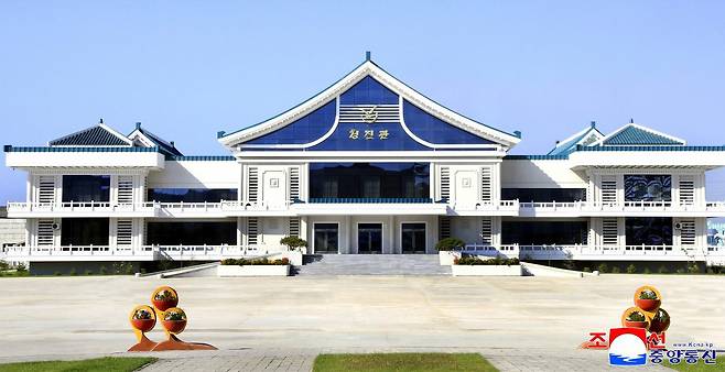 북한이 함경북도 청진에 지난 24일 개관한 대형식당 '청진관' 전경. /조선중앙통신=연합뉴스