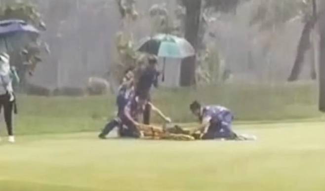 지난 18일 방콕의 한 골프장에서 벼락을 맞은 캐디를 구조하는 구조대원들의 모습. /태국 방콕포스트 캡처