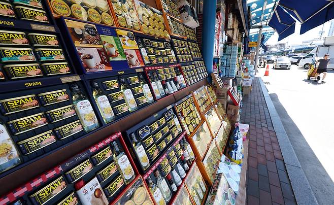 지난 10일 서울 청량리청과물 시장에 전시된 추석선물세트 모습. /뉴스1