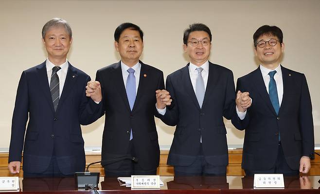 구윤철(왼쪽에서 두번째) 부총리 겸 기획재정부 장관이 18일 오전 서울 중구 은행회관에서 열린 확대 거시경제금융회의에 앞서 참석자들과 기념촬영을 하고 있다. 왼쪽부터 이찬진 금융감독원장, 구 부총리, 이억원 금융위원장, 유상대 한국은행 부총재. /뉴스1