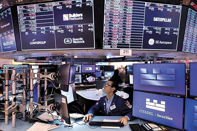 미국 뉴욕증권거래소에서 트레이더들이 업무를 보고 있다./AFP연합뉴스