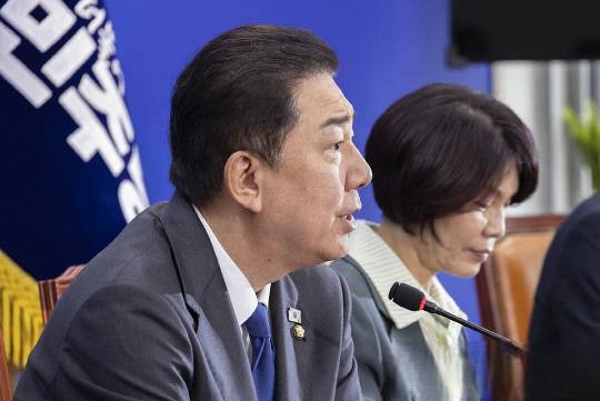 김병기 더불어민주당 원내대표가 25일 국회에서 열린 정책조정회의에서 이날 오후 열릴 본회의에 올라갈 정부조직법 처리 관련 발언을 하고 있다. 연합뉴스