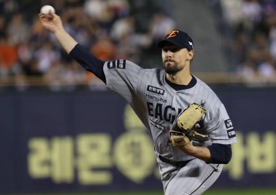 25일 서울 송파구 잠실구장에서 열린 프로야구 2025 신한 SOL 뱅크 KBO리그 한화 이글스와 두산 베어스의 경기. 한화 선발 라이언 와이스가 힘차게 공을 던지고 있다. 연합뉴스