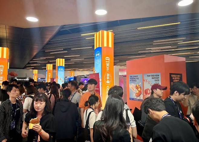 24일 그랜드 워커힐 서울에서 열린 '코리아블록체인위크(KBW) 2025'에 수많은 방문객들이 부스를 즐기고 있다. ⓒ데일리안 황지현 기자