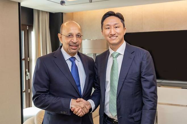 정기선 HD현대 수석부회장(사진 오른쪽)이 25일 칼리드 알팔리 사우디 투자부장관을 만나 사업 협력을 논의했다.ⓒHD현대