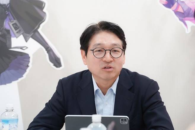 백영훈 스마일게이트 메가포트 대표 겸 스마일게이트 일본 법인장이 25일 일본 치바현 마쿠하리멧세에서 진행된 미디어 인터뷰에서 질의응답하고 있다.ⓒ스마일게이트