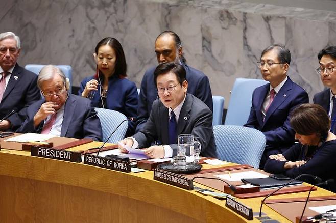 이재명 대통령이 24일(현지 시간) 미국 뉴욕 유엔본부에서 열린 안전보장이사회에서 의장 자격으로 공개 토의를 주재하며 국별발언을 하고 있다. ⓒ뉴시스
