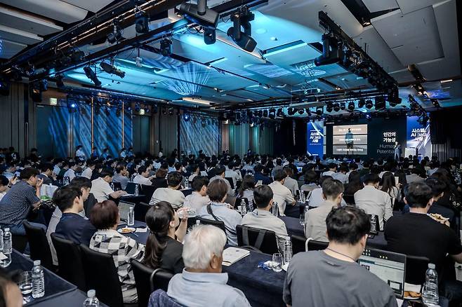 영림원소프트랩이 24일 서울 영등포구 여의도 페어몬트호텔에서 ‘시스템, 인공지능(AI) 그리고 사람’을 주제로 개최한 신제품 발표회에서 참석자들이 지능형 프로세스 발표를 청취하는 모습. 영림원소프트랩 제공