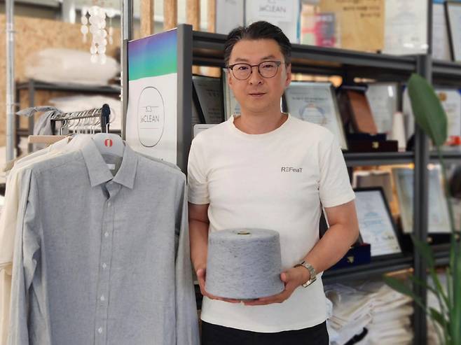 사회적 기업 ‘제클린’ 차승수 대표가 섬유 폐기물을 활용해 만든 원사를 들고 있다. 제클린은 재생 원사·원단 브랜드 ‘리피트’와 재생 섬유로 만든 수건, 의류 등 제품 브랜드 ‘2bd’를 운영하고 있다. 행복나래 제공