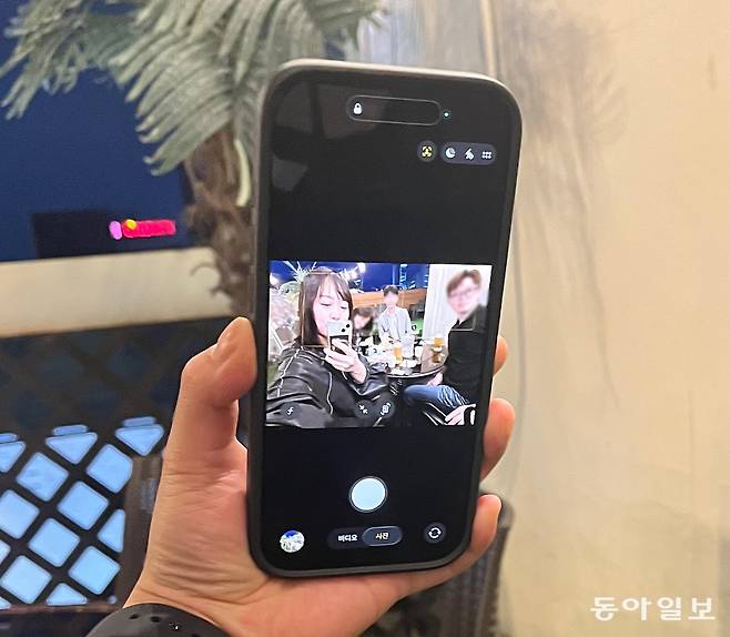전면 카메라로 ‘셀카’를 찍을 때, 찍는 대상과의 거리를 AI로 인식해 사진 배율을 조정해 준다. 혼자서 사진을 찍을 때는 기존 아이폰 모델들처럼 세로로 찍히고, 여럿이 찍을 때는 기기를 세로로 들고 있어도 자동으로 모든 사람이 사진에 들어올 수 있도록 가로로 사진이 찍힌다. 이민아 기자 omg@donga.com