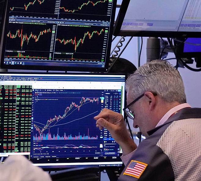 미국 뉴욕증권거래소에서 한 트레이더가 차트를 살펴보고 있다. 뉴욕=AP 뉴시스