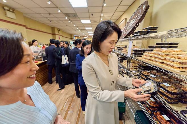 김혜경 여사가 23일(현지 시간) 미국 뉴욕 코리아타운 한 마트를 방문해 김밥을 살펴보고 있다. 2025.09.25 대통령실 제공
