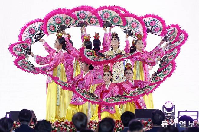 UCLG ASPAC 개회식 부채춤 공연. 고양시 제공