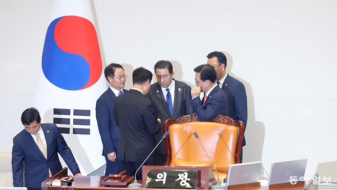 우원식 국회의장과 김병기 더불어민주당 원내대표, 송언석 국민의힘 원내대표가 25일 오후 서울 여의도 국회에서 열린 본회의에서 신속처리안건 지정동의의 건 투표수가 명패수보다 많은 것에 대하여 대화하고 있다. 장승윤 기자 tomato99@donga.com