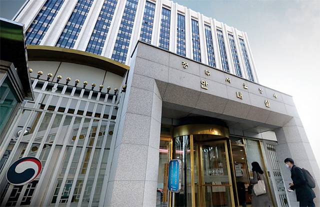 금융위원회가 자리하고 있는 서울 종로구 정부서울청사에 공무원들이 청사 건물로 들어서고 있다. [연합뉴스]