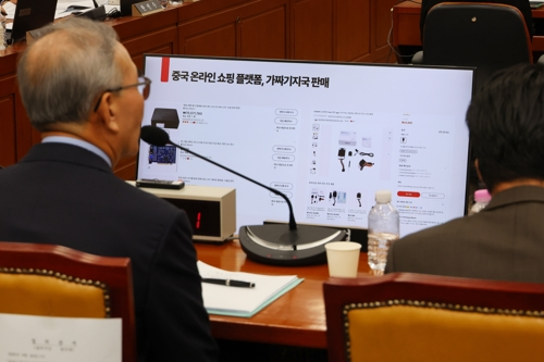 김영섭 KT 대표이사가 24일 국회 과학기술정보방송통신위원회에서 열린 통신·금융 대규모 해킹사고에 대한 청문회에서 중국 온라인 쇼핑몰에서 판매되고 있는 가짜 기지국 관련 질문에 답하고 있다. [연합뉴스]