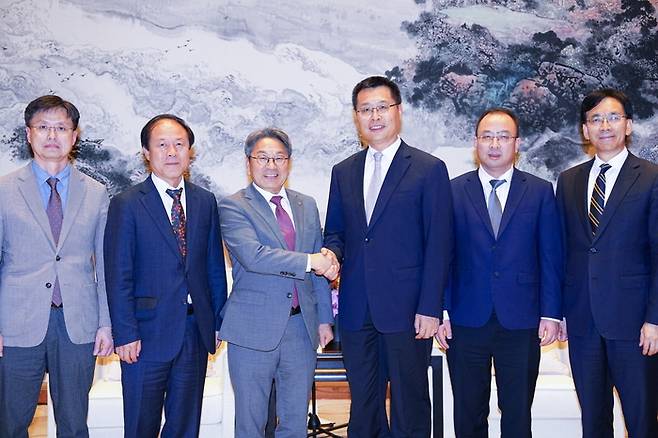 강기정 광주시장(왼쪽 세번째)이 중국 항저우 인터콘티넨탈 호텔에서 루산 저장성 부성장(왼쪽 네번째)과 면담을 갖고 항저우시와 AI 정책 등 교류협력 방안을 논의했다.