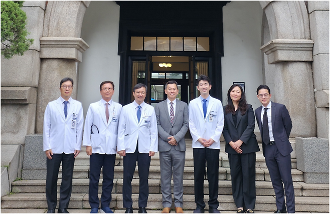 (왼쪽부터) 권성근 서울대병원 G.R.E.A.T 사업단장, 김용진 서울대병원 의생명연구원장, 김영태 서울대병원장, 레이먼드 추아 싱가포르 보건과학청장, 노두현 코넥티브 대표, 조한나 코넥티브 이사, 션 탄 킬사글로벌 공동대표가 기념촬영했다.(사진=코넥티브)