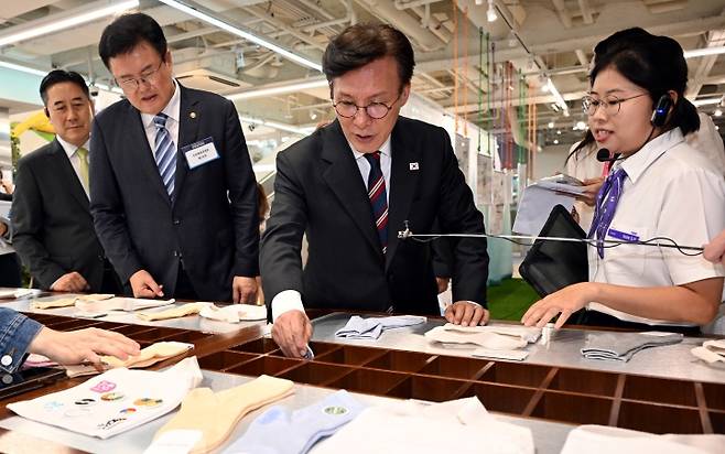 김민석 국무총리가 25일 오후 서울 중구 한국관광공사 하이커그라운드를 방문해 한류 콘텐츠 체험관을 둘러보고 있다.(ⓒ뉴스1, 무단 전재-재배포 금지)