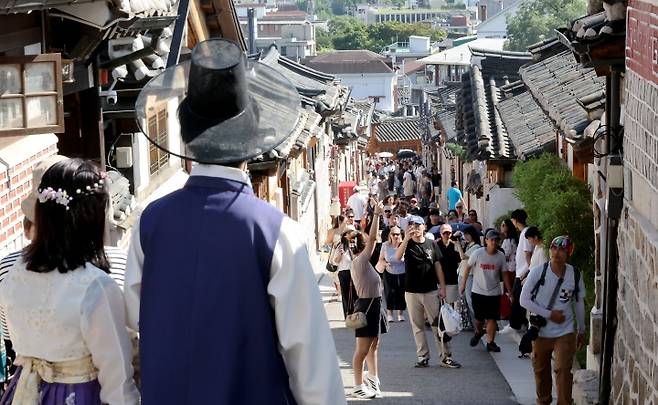 서울 종로구 북촌을 찾은 외국인 관광객들이 한옥마을을 관람하고 있다.(ⓒ뉴스1, 무단 전재-재배포 금지)