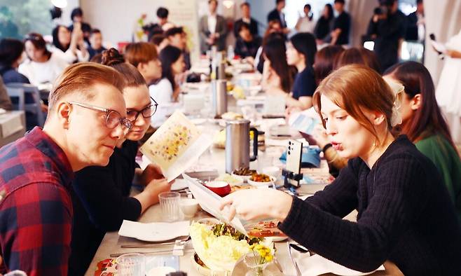 지난 5월 외국인 관광객 대상으로 열린 ‘바다 가는 달’ 캠페인 현장 풍경. 오스트리아, 미국 등 여러 나라에서 온 이들이 한식을 즐기고 있다. 박미향 기자