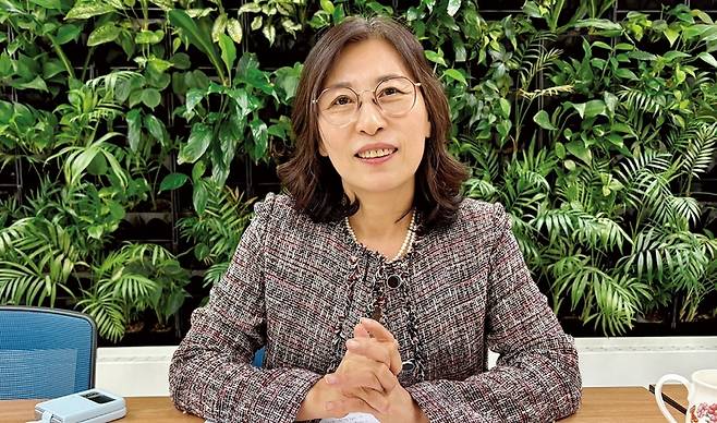 구로구치매안심센터 손은실 부센터장이 서울&과 인터뷰하고 있다.