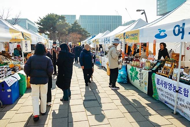 강서구가 지난 설 명절을 맞아 연 자매결연 지역 직거래장터 모습. 강서구 제공