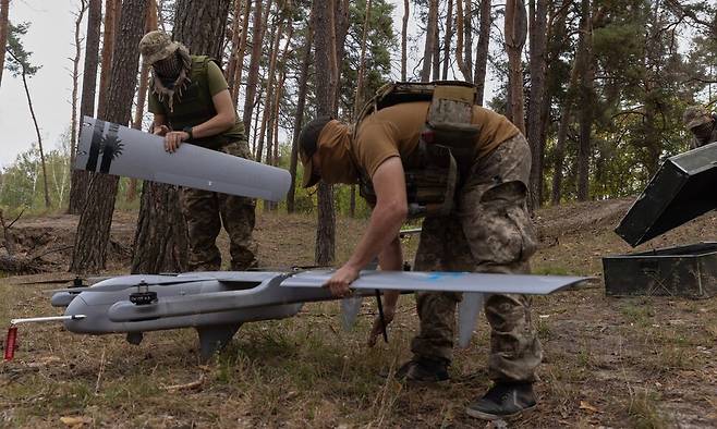 24일 우크라이나 하르키우주에서 우크라이나 군인들이 ‘포세이돈 H10’ 중거리 드론 발사를 준비하는 모습. AP 연합뉴스