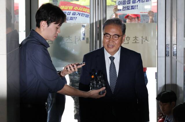 박진 전 외교부 장관이 지 23일 오전 서울 서초구 이명현 순직해병 특별검사팀 사무실에 참고인 자격으로 조사를 받기 위해 출석하고 있다. 류우종 기자 wjryu@hani.co.kr