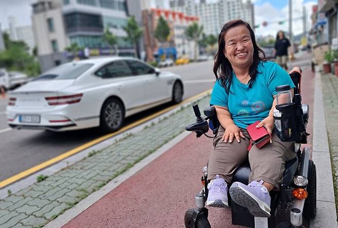 지난 7월21일 전남 목포시 석현동 거리에서 동명원 피해생존자 김애정씨가 포즈를 취하고 있다. 고경태 기자