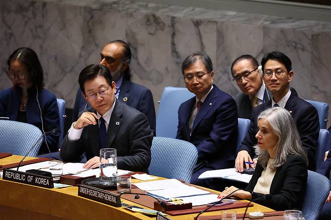 이재명 대통령이 24일(현지시각) 미국 뉴욕 유엔본부에서 열린 안전보장이사회 공개 토의에서 참석자 발언을 듣고 있다. 연합뉴스