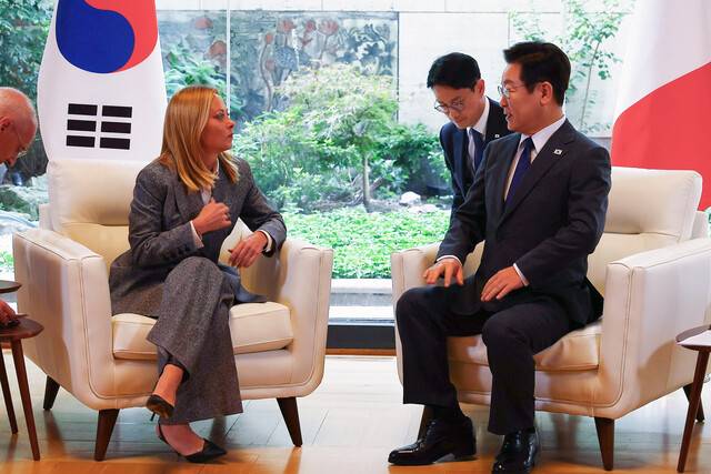 이재명 대통령과 조르자 멜로니 이탈리아 총리가 24일(현지시각) 미국 뉴욕 유엔대표부 한국사무소에서 정상회담을 하고 있다. 연합뉴스