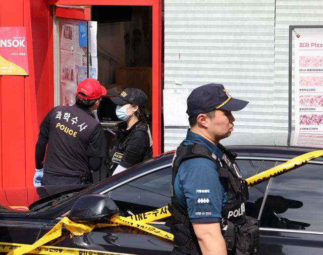 3일 서울 관악구의 한 피자 프랜차이즈 매장에서 발생한 칼부림 사건과 관련 경찰이 조사하고 있다. 연합뉴스