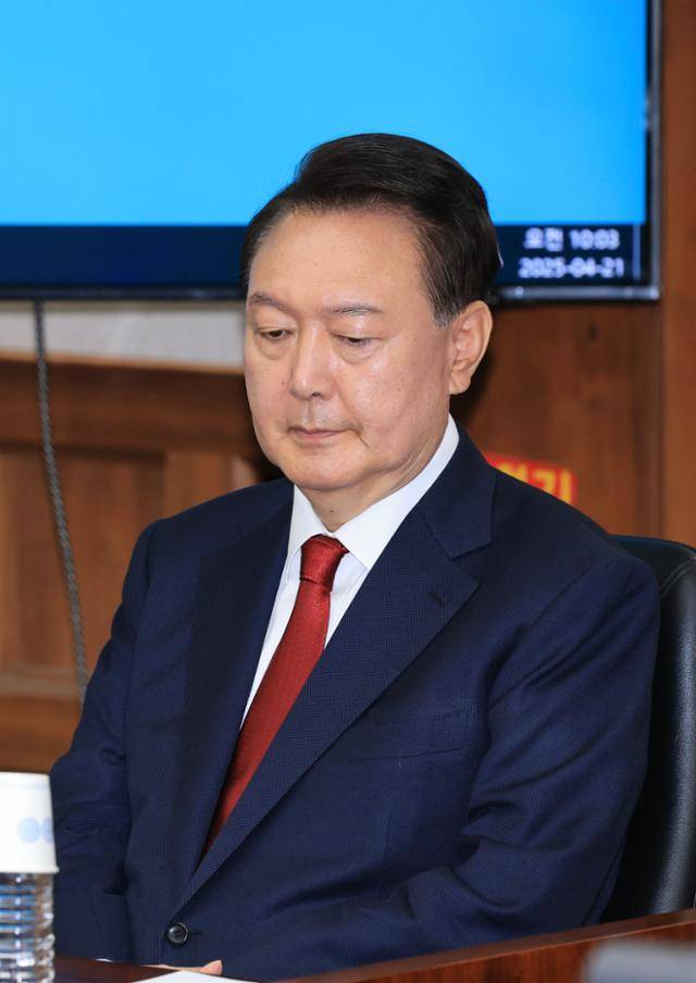 내란 우두머리 혐의로 재판에 넘겨진 윤석열 전 대통령이 4월 21일 서울 서초구 서울중앙지법 417호 법정에 앉아 있다. 뉴시스