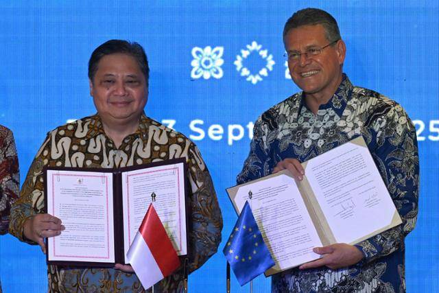 에어랑가 하르타르토(왼쪽) 인도네시아 경제조정장관과 마로스 셰프코비치 유럽연합(EU) 무역 담당 집행위원이 23일 인도네시아 발리에서 열린 포괄적경제동반자협정(CEPA) 공동 발표식에서 협정 문서에 서명한 뒤 환하게 웃고 있다. 발리=AFP 연합뉴스