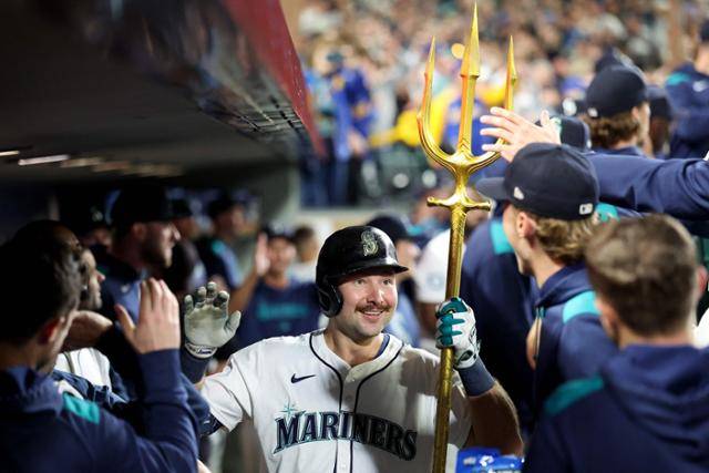 칼 롤리가 25일 미국 워싱턴주 시애틀 T모바일파크에서 열린 콜로라도전에서 멀티 홈런을 때린 뒤 더그아웃에서 동료들의 축하를 받고 있다. 롤리는 이날 포수 출신으론 역대 처음으로 단일 시즌 60홈런을 기록했다. 시애틀=AFP 연합뉴스