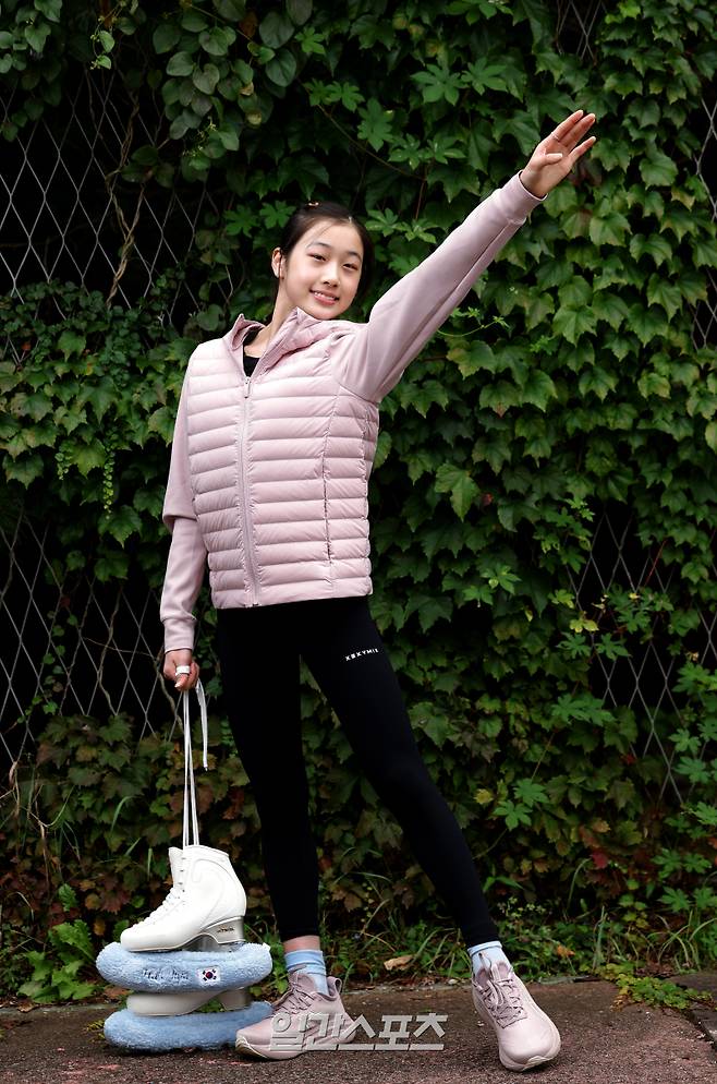 최근 ISU 피겨스케이팅 주니어 그랑프리 데뷔전에서 깜짝 은메달을 따낸 피겨 유망주 허지유가 22일 서울 노원구 태릉실내빙상장 앞에서 일간스포츠와 인터뷰를 하기 전 포즈를 취하고 있다. 김민규 기자 mgkim1@edaily.co.kr /2025.09.22/