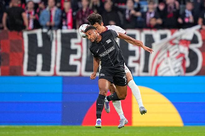 슈투름 그라츠(오스트리아)와 2025~26 UEL 리그 페이즈 1차전에 출전한 이한범이 상대 공격수와 공중볼 경합을 하는 모습. 사진=로이터 연합뉴스