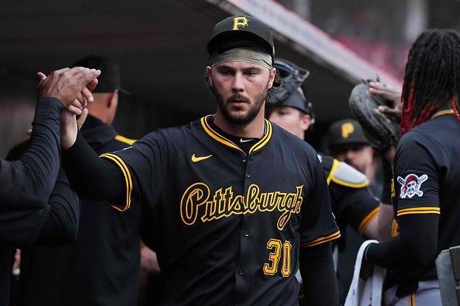<yonhap photo-2295=""> CINCINNATI, OHIO - SEPTEMBER 24: Paul Skenes #30 of the Pittsburgh Pirates celebrates with teammates prior to a baseball game against the Cincinnati Reds at Great American Ball Park on September 24, 2025 in Cincinnati, Ohio. Jeff Dean/Getty Images/AFP (Photo by Jeff Dean / GETTY IMAGES NORTH AMERICA / Getty Images via AFP)/2025-09-25 08:44:26/ <저작권자 ⓒ 1980-2025 ㈜연합뉴스. 무단 전재 재배포 금지, AI 학습 및 활용 금지></yonhap>